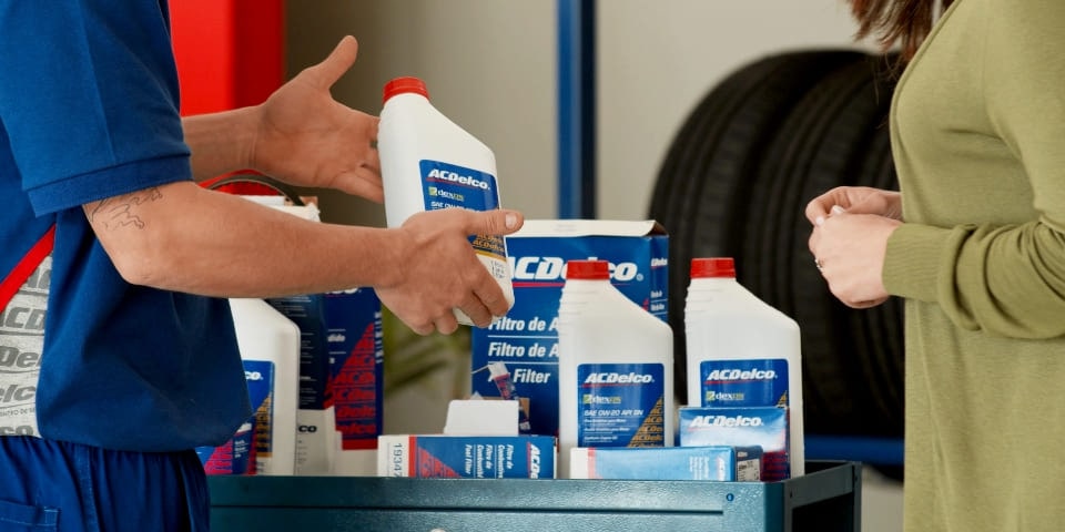 Vendedor mostrando productos ACDelco al cliente